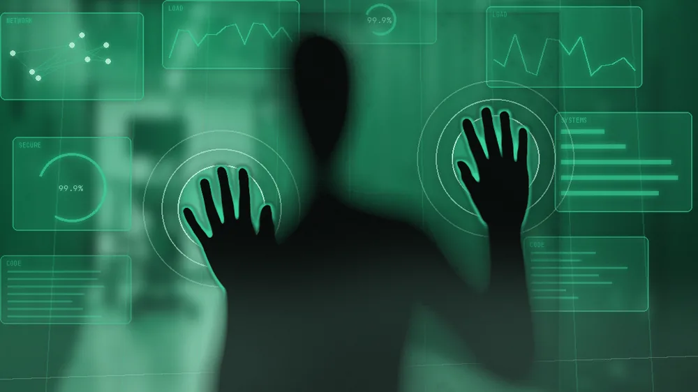 Person an einer gläsernen Wand mit leuchtenden Datenpanels