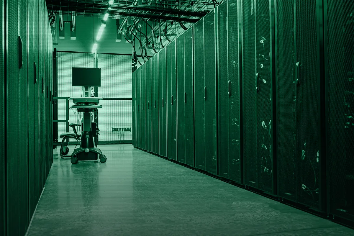 Rack-Server mit Laufwerksschächten im Serverschrank